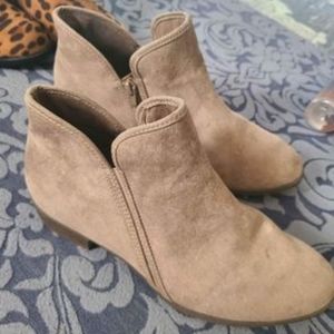 Women's brand new tan suede boots size 9